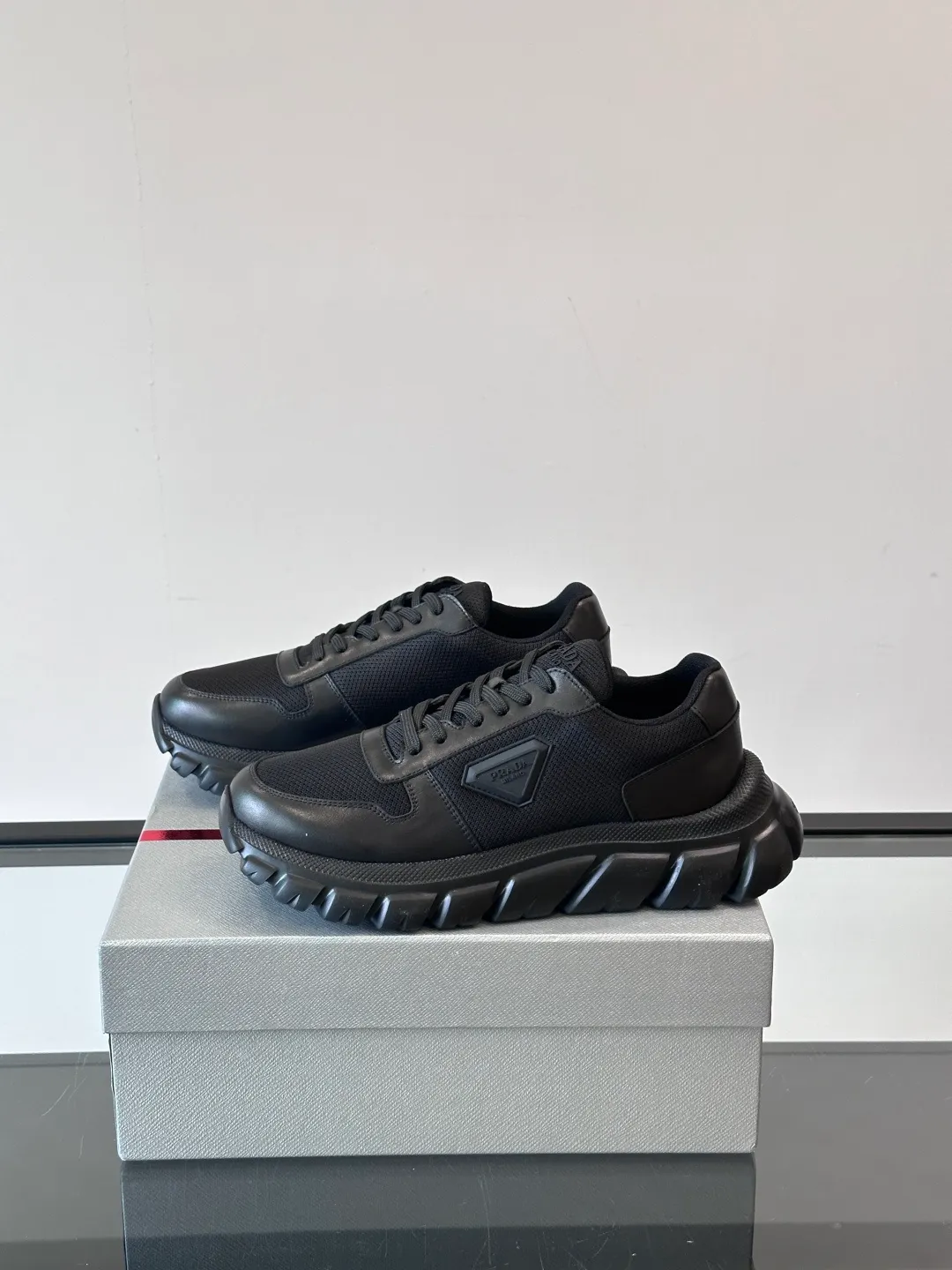 p440 "PRAD＊" men's new soft leather casual sneakers. This sneaker is made of Napa cowhide. The leather is soft and delicate, with a natural texture, which improves breathability. The rubber triangle logo on the outside embellishes the shoe body. The tongue and heel are decorated with brand letter logo details. Ultra-lightweight 6cm concave and convex rubber thick sole with PRADA letter logo on the side and cowhide lining. It feels comfortable on the foot and is exquisite and versatile! Size: 38-44 (45.46 customized)
